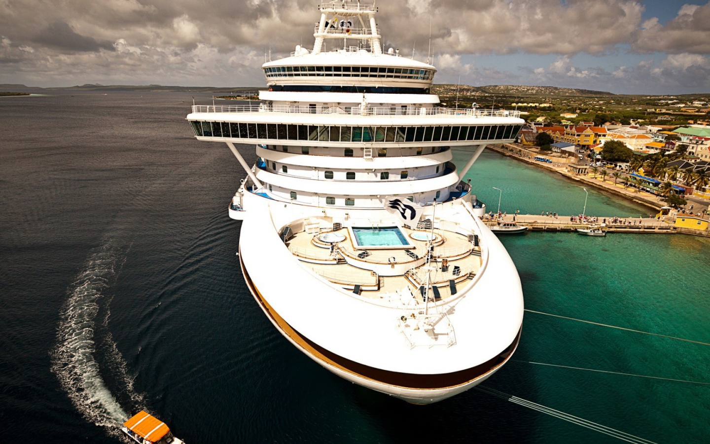 Круизный лайнер с обзорной палубой