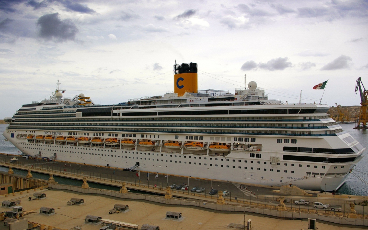 Итальянский корабль Коста Пасифика