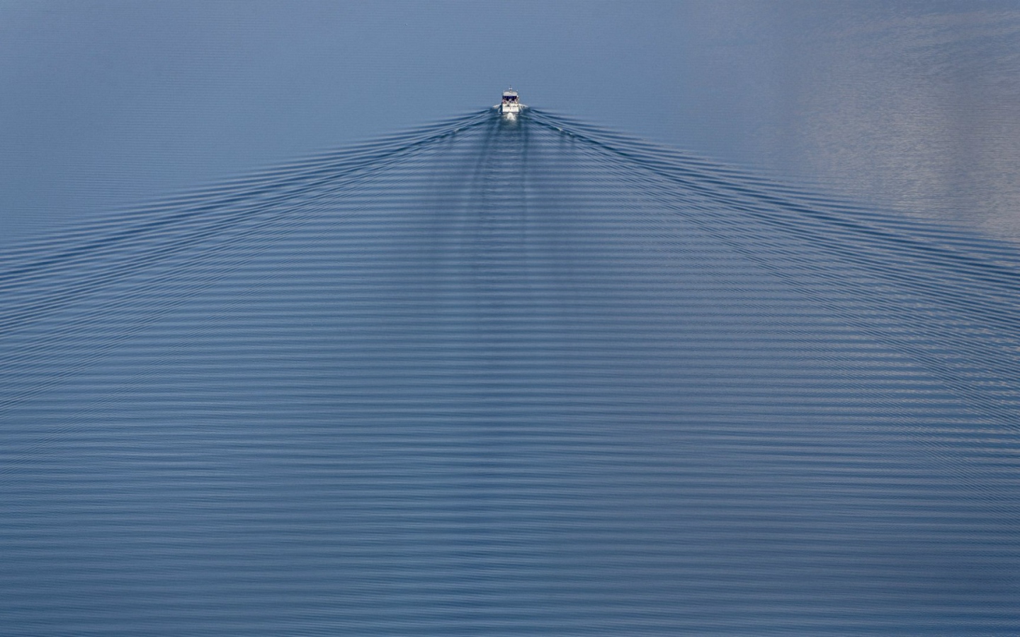 Рябь воды за катером