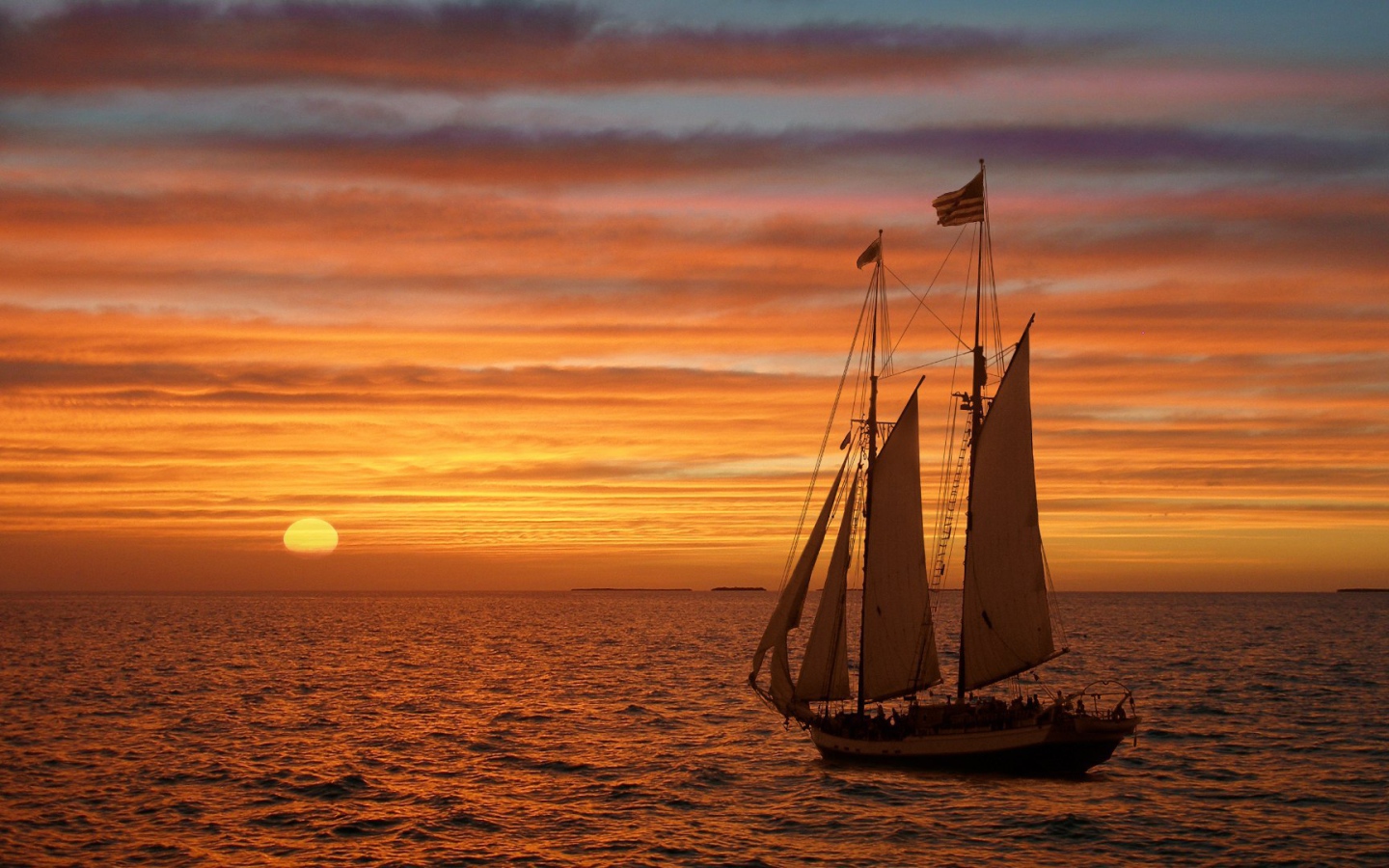 Парусник под флагом США