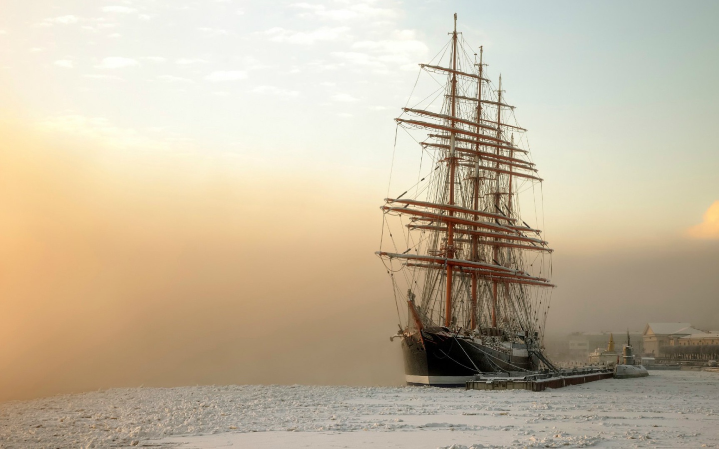 Парусный корабль в замерзшей бухте