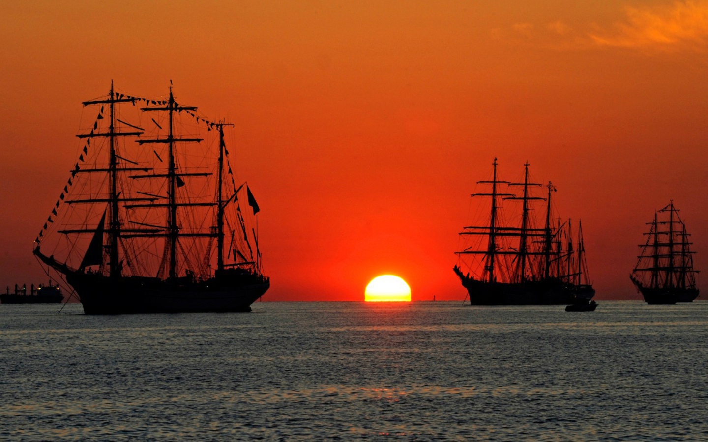 Парусные корабли на фоне заката