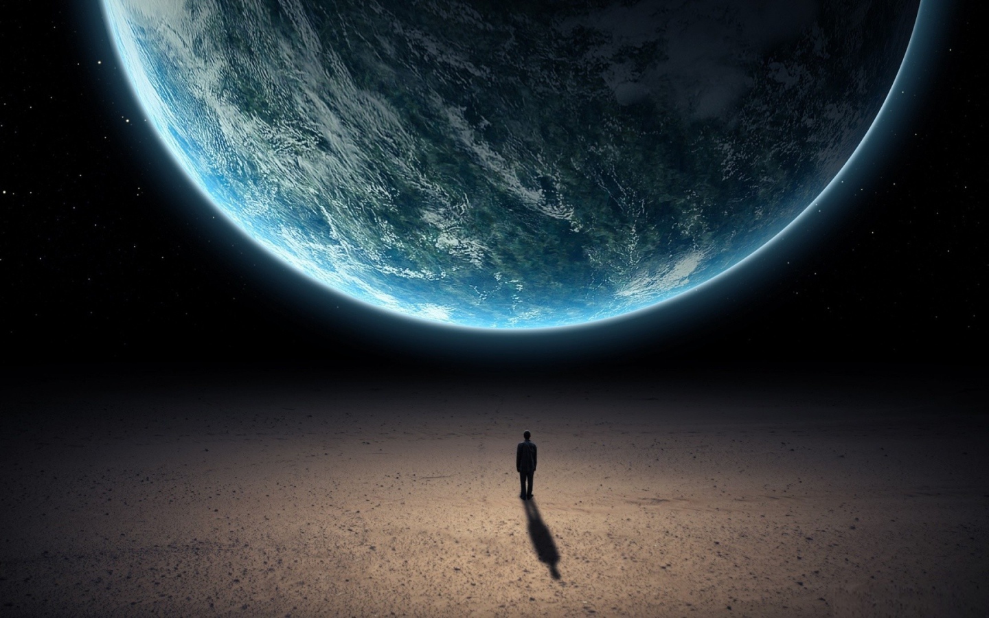 Человек стоит перед планетой