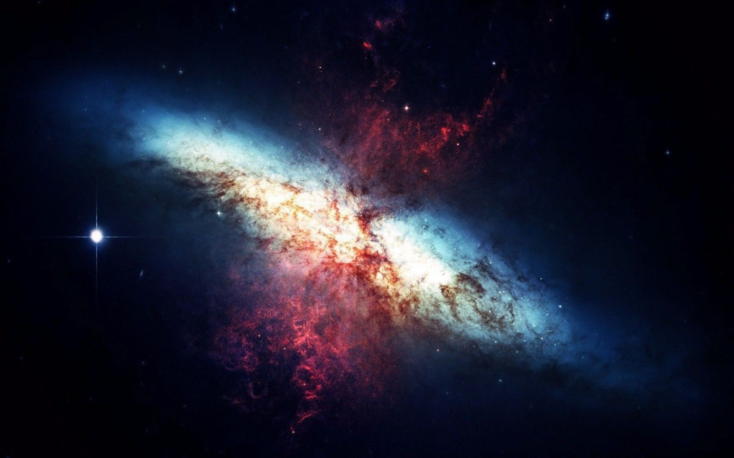 Красные крылья у галактики