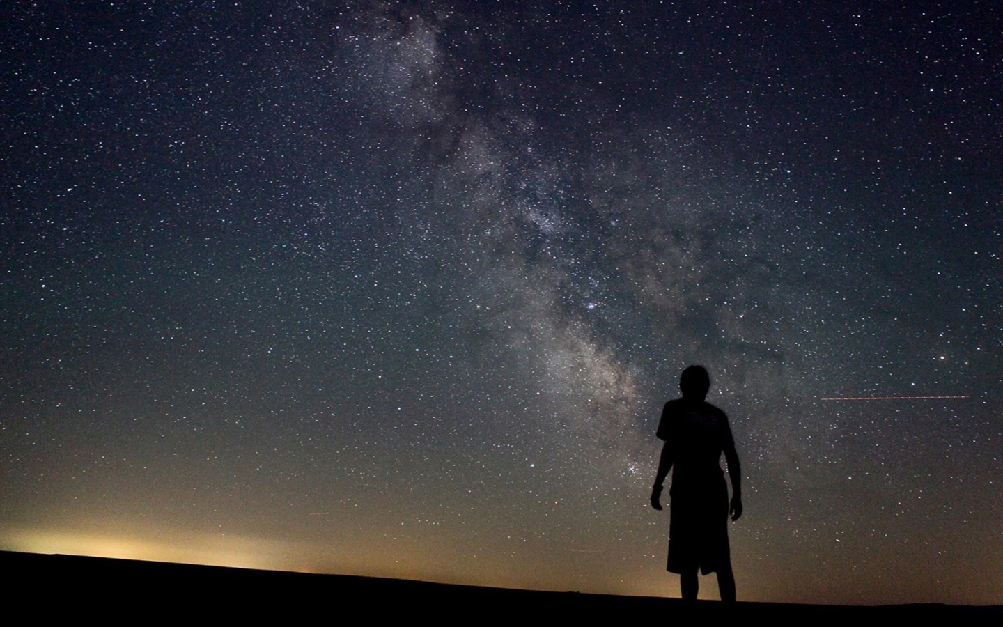 Силуэт девушки на фоне Млечного пути