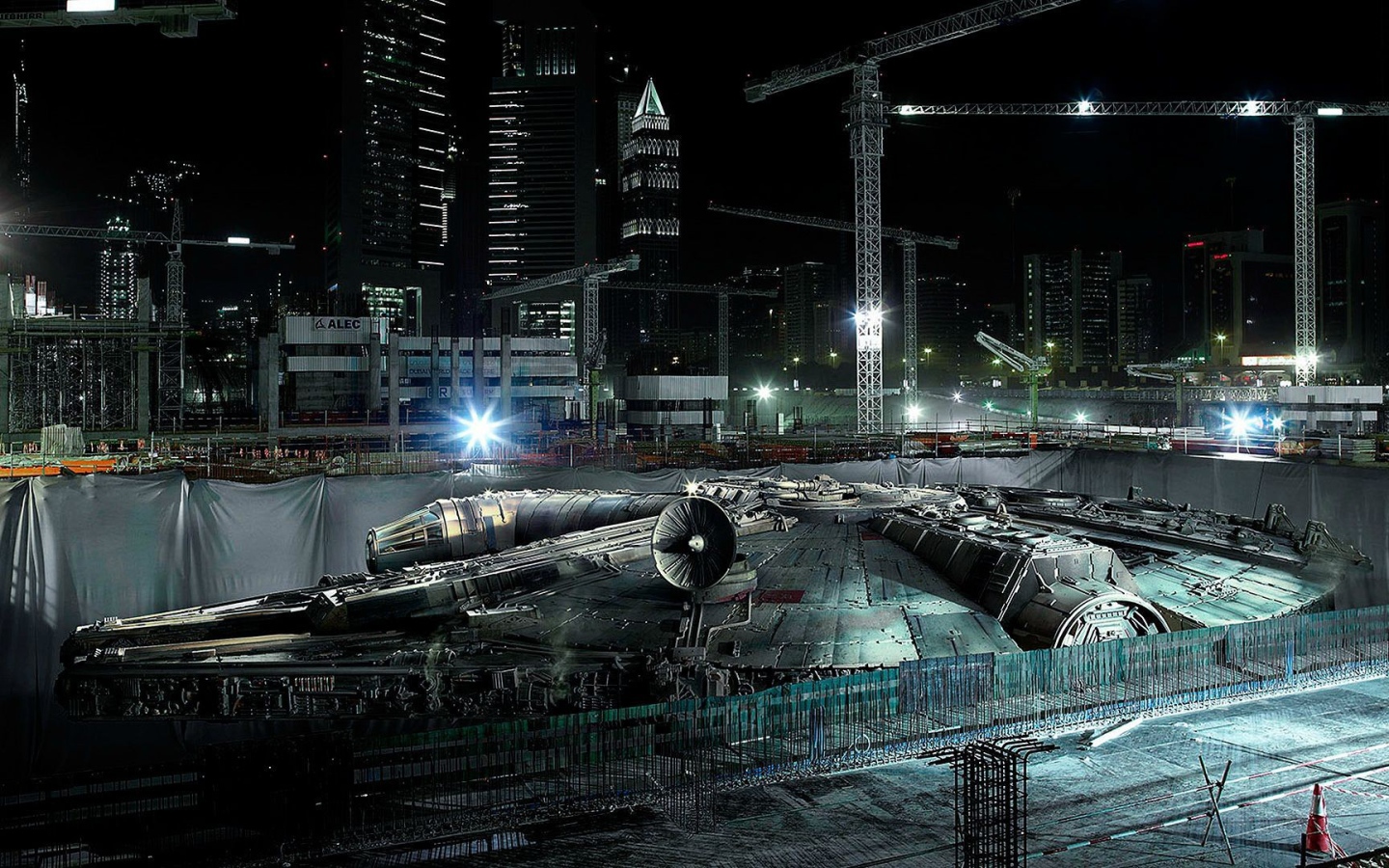 Космический корабль на сборочной площадке