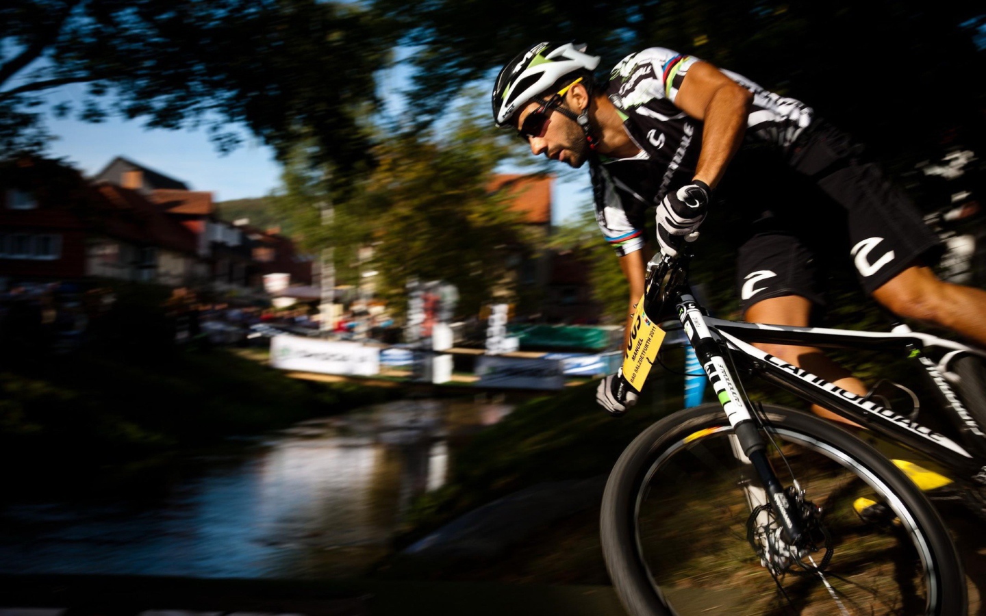 Велосипедист на краю водоема