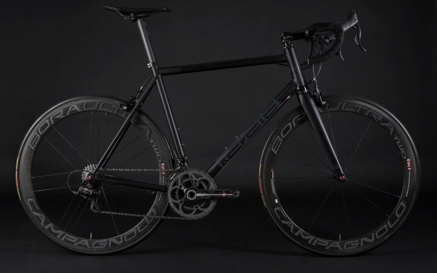 Спортивный велосипед на черном фоне