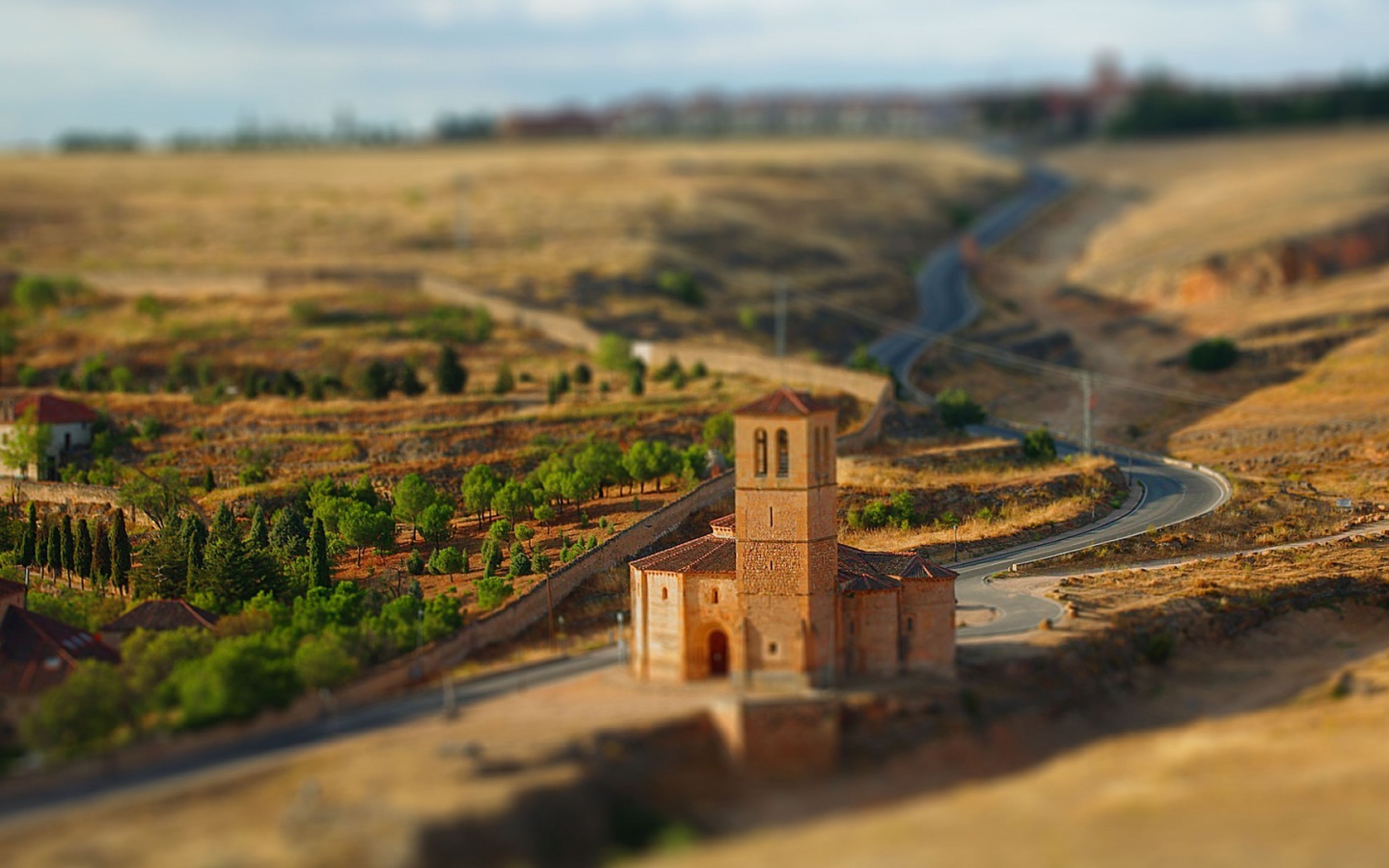 Старый каменный дом у дороги