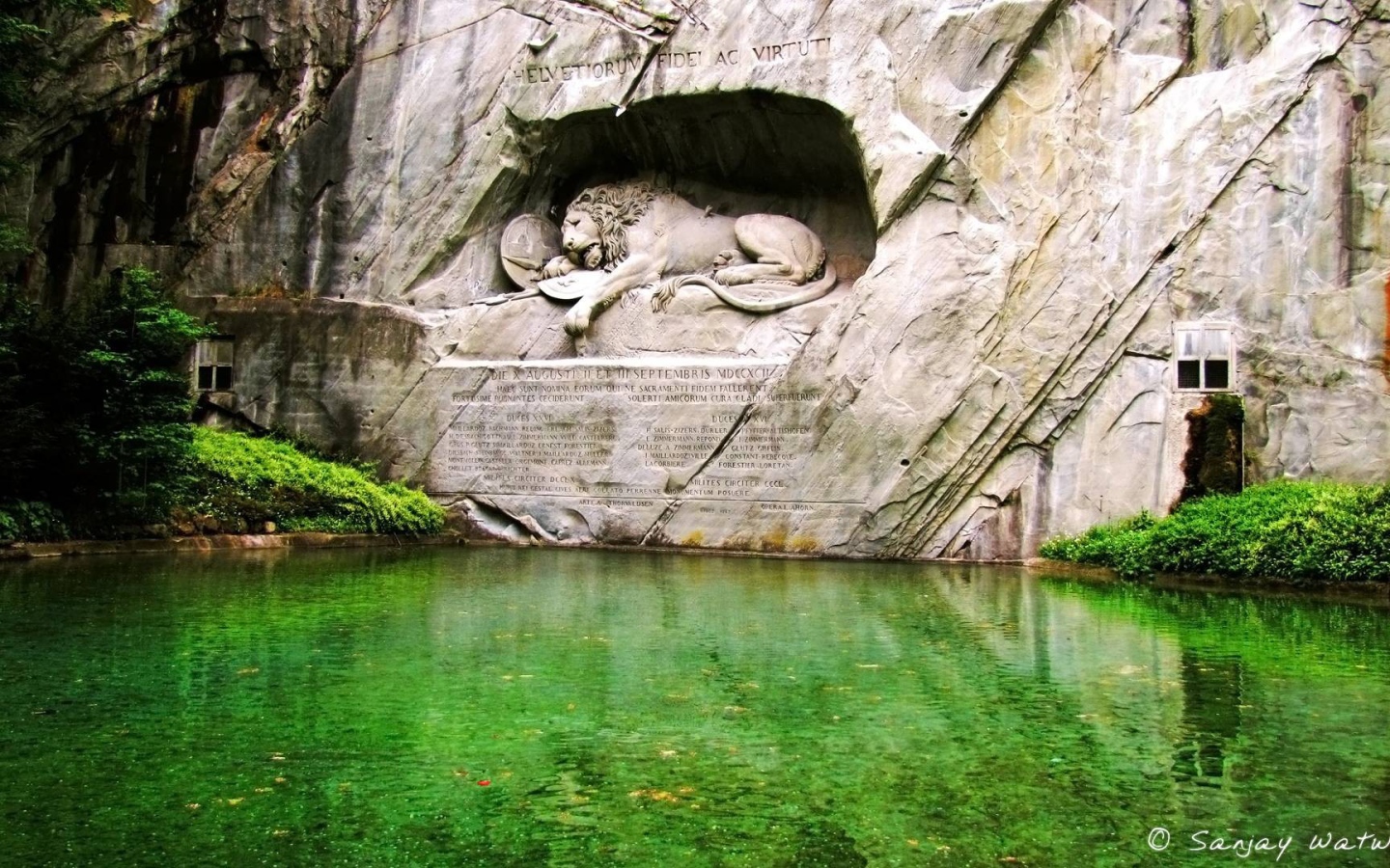 Скульптура льва над водой