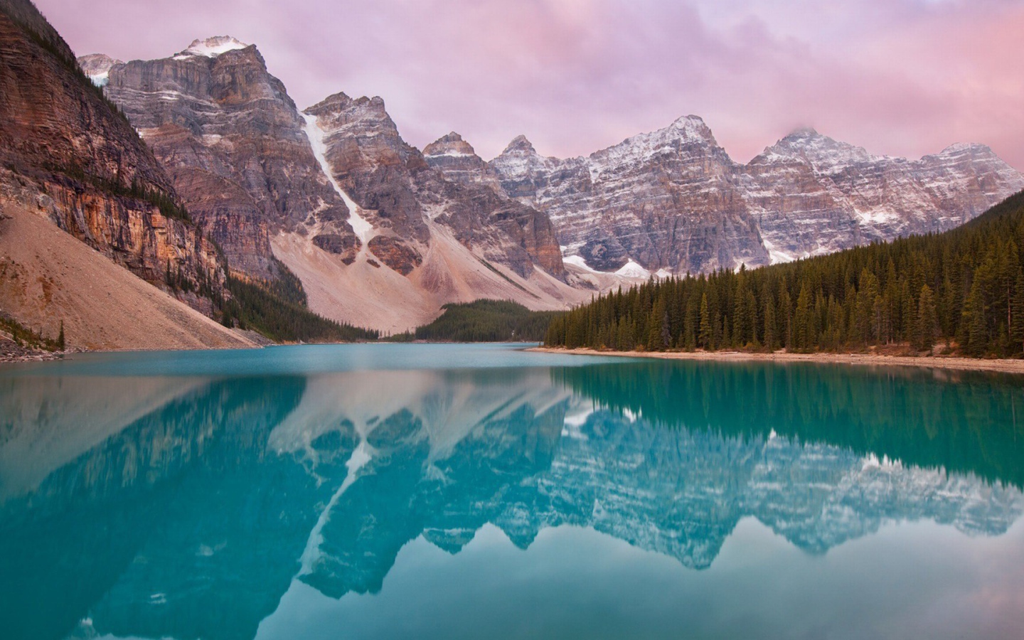 Ледниковое озеро Морейн в Канаде