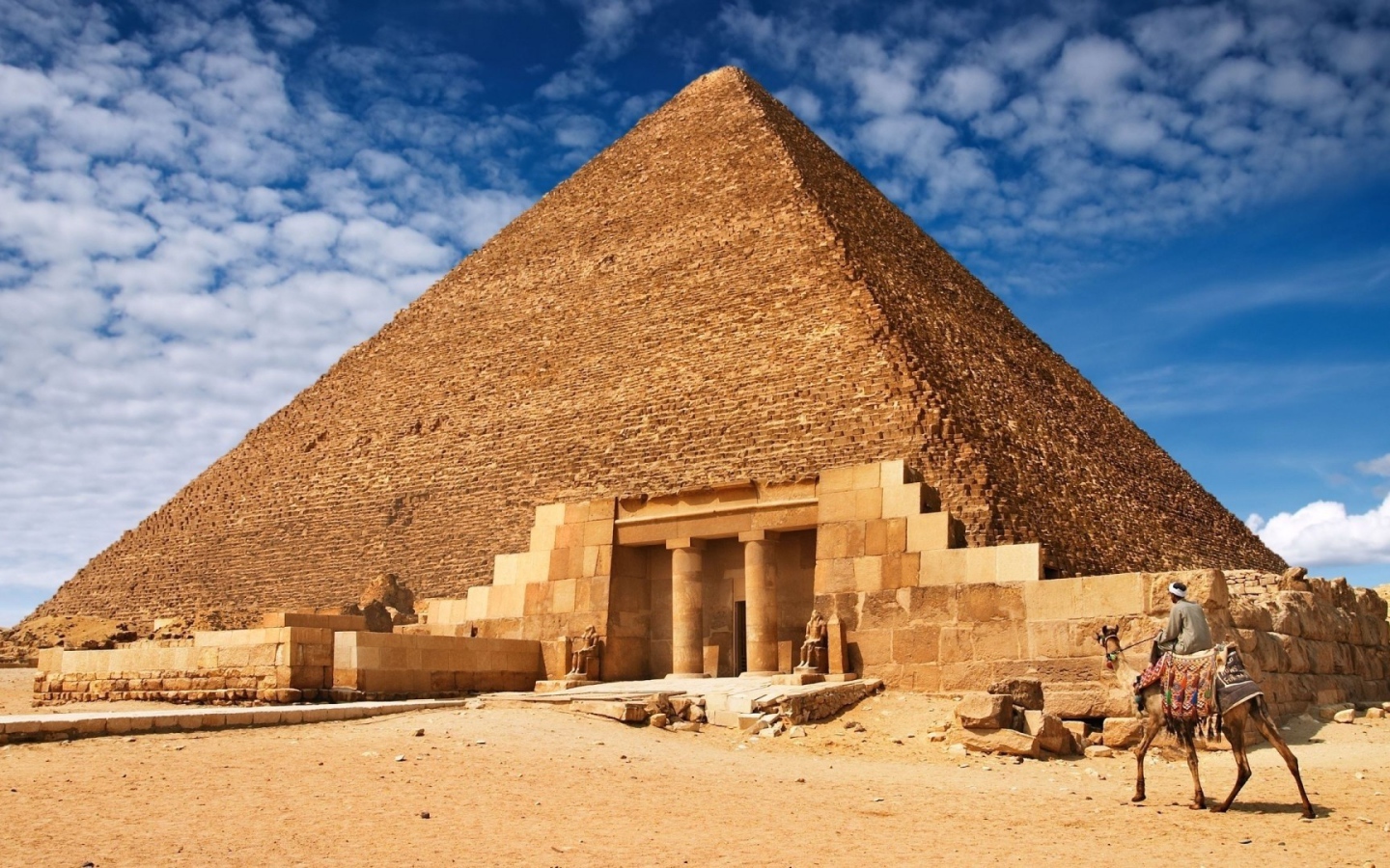 Вход в пирамиду в Египте