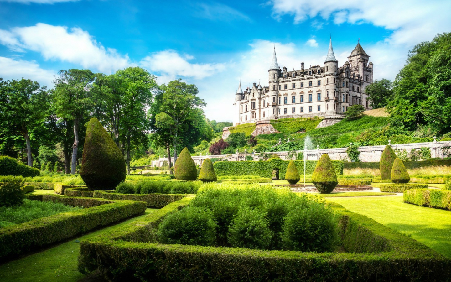 Замок Данробин в Шотландии