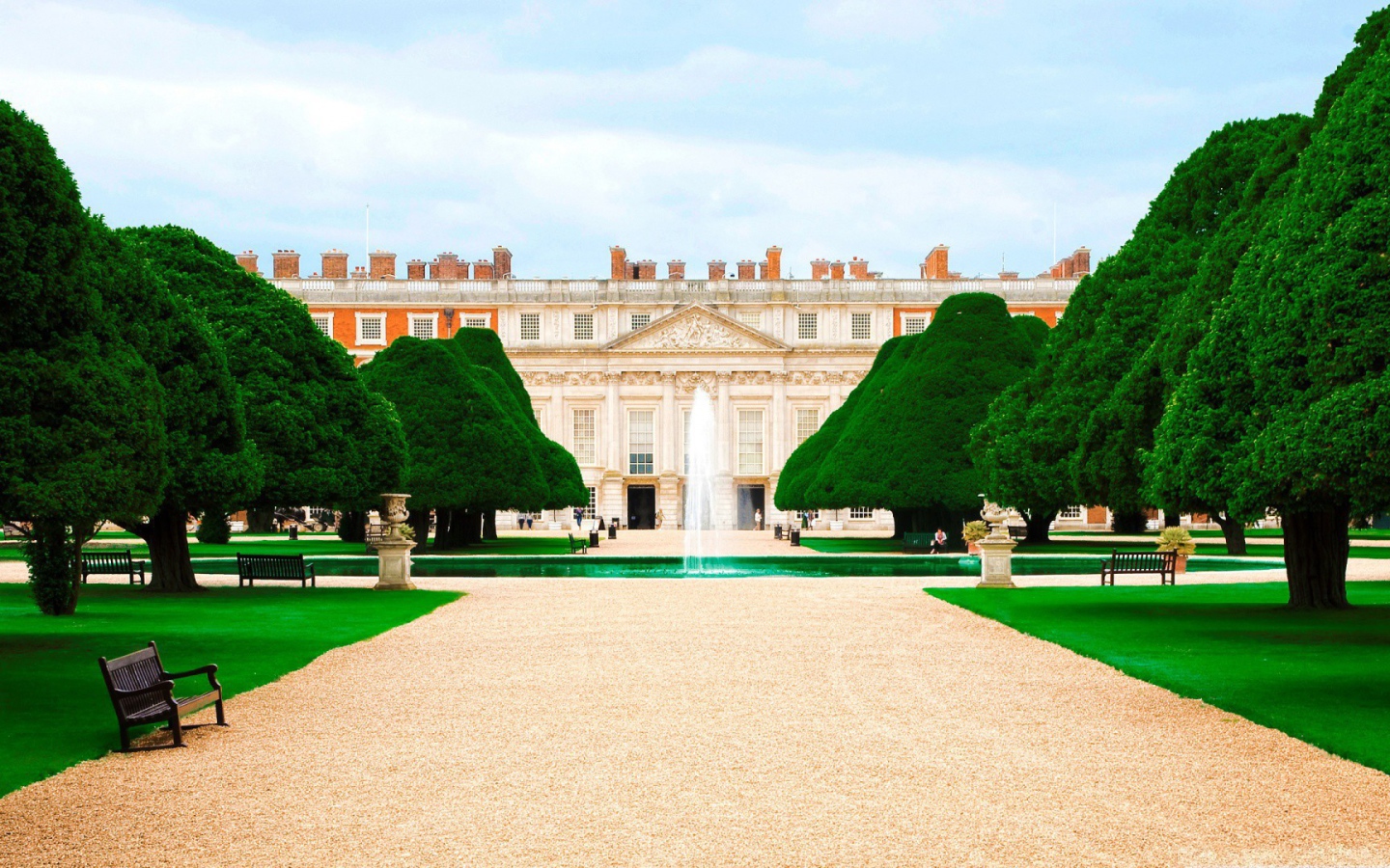 Великолепный замок Хамптон в Англии