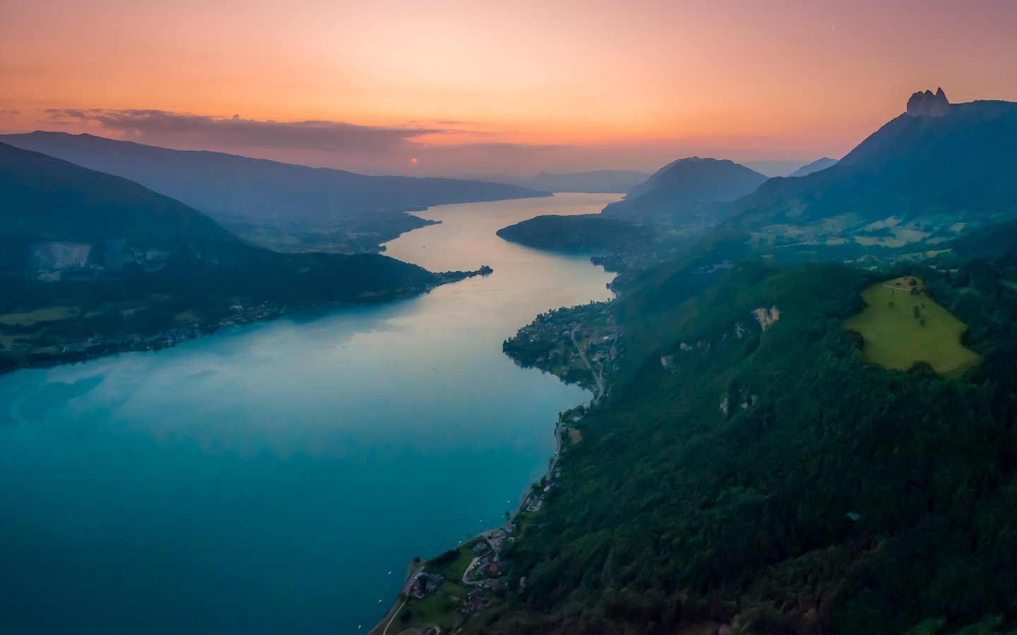 Холмы над рекой во Франции