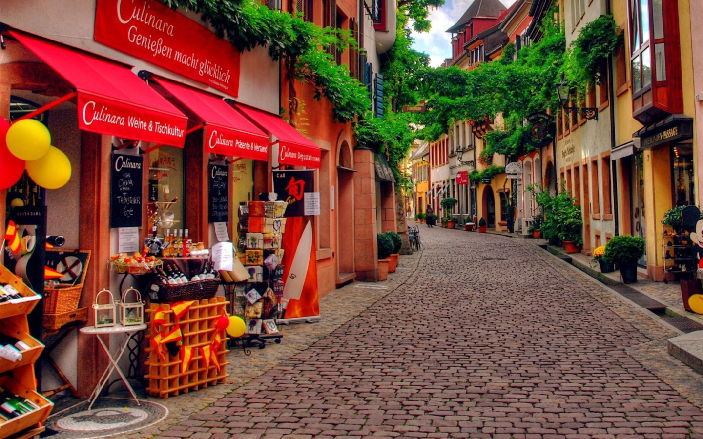 Улица с магазинами в городе в Германии