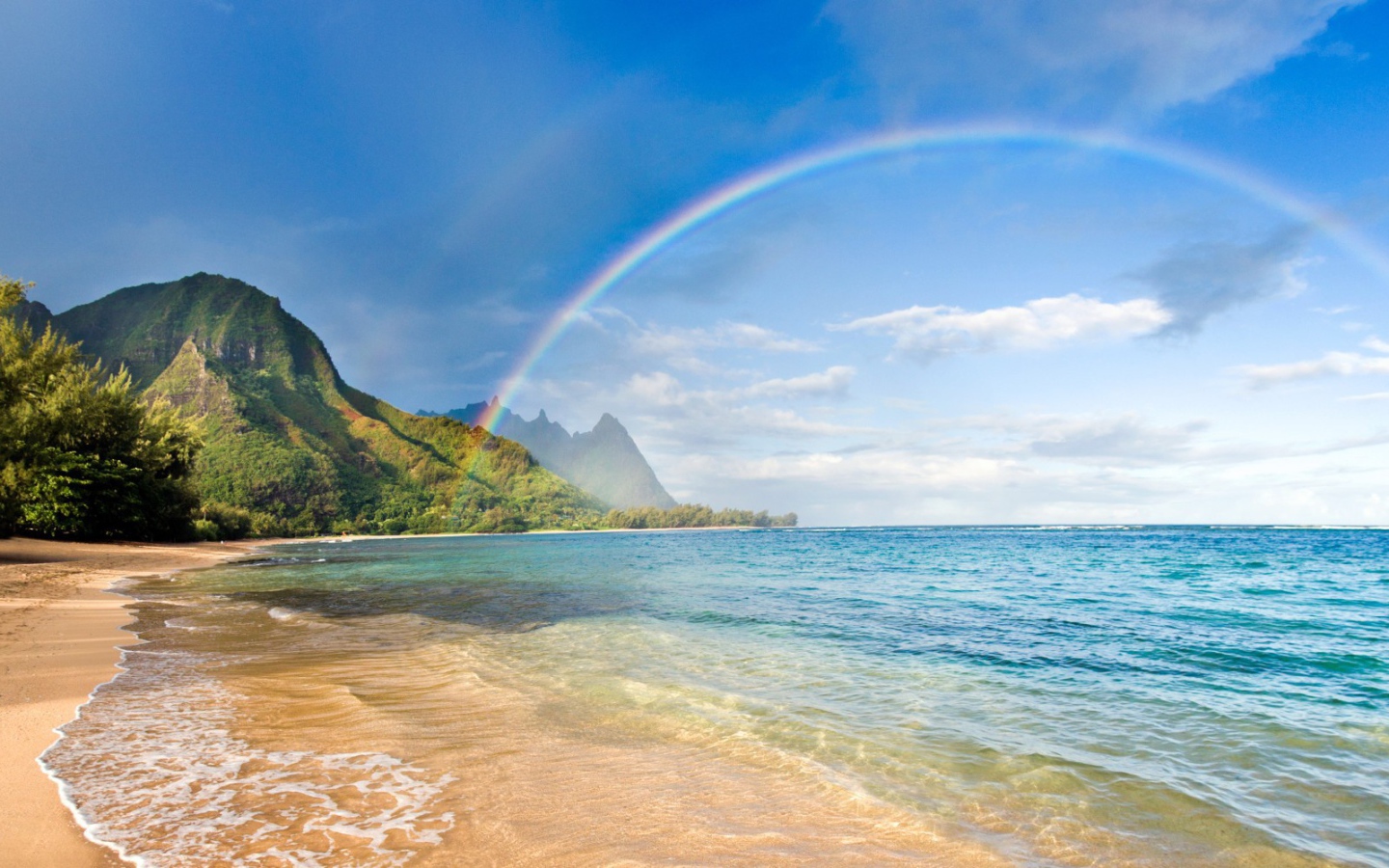 Радуга над пляжем на Гавайях