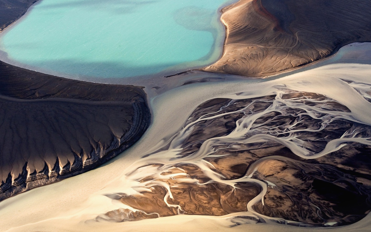 Суровый пейзаж в Исландии