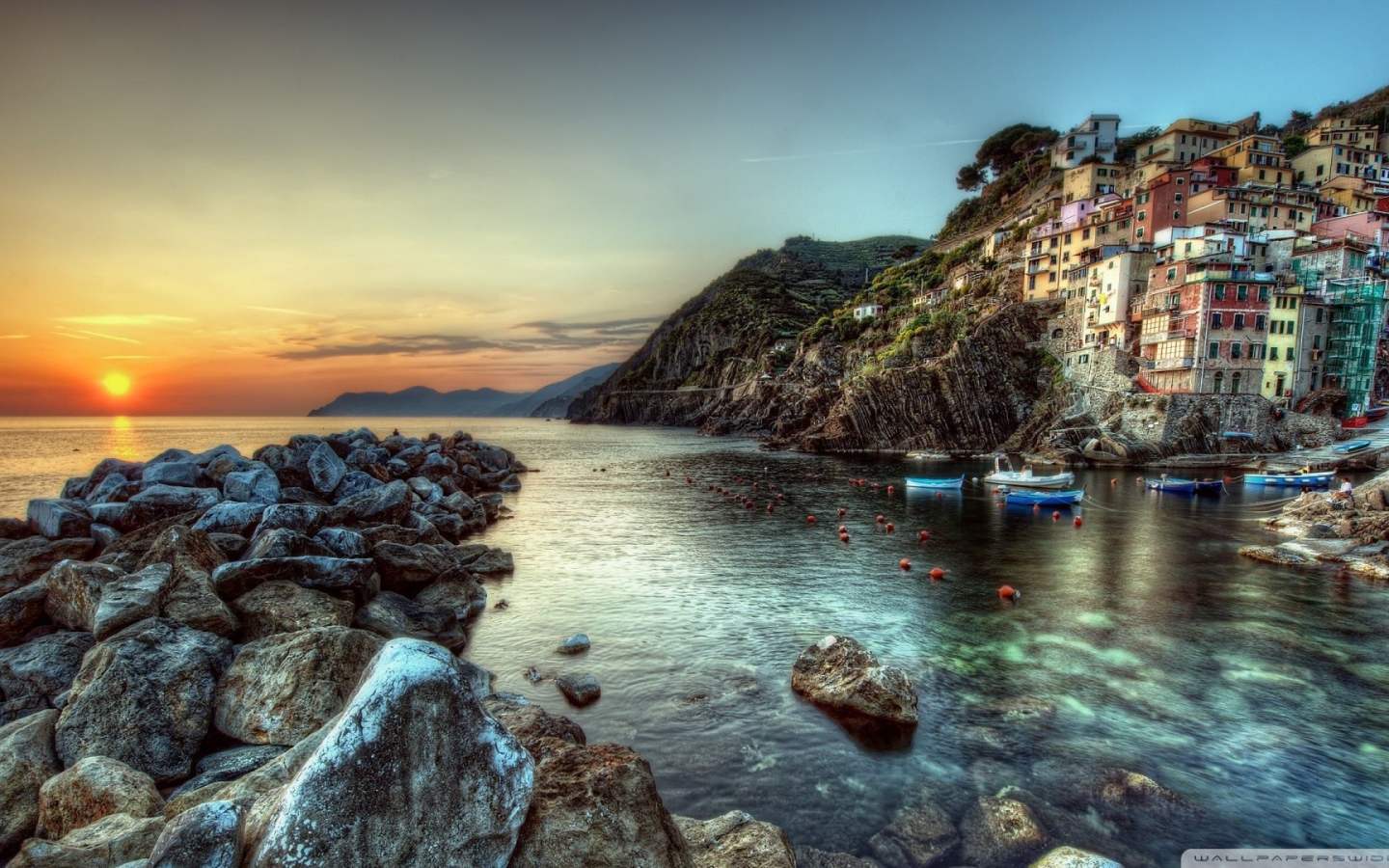 Берег моря на закате, курорт Чинкве-Терре в Италии