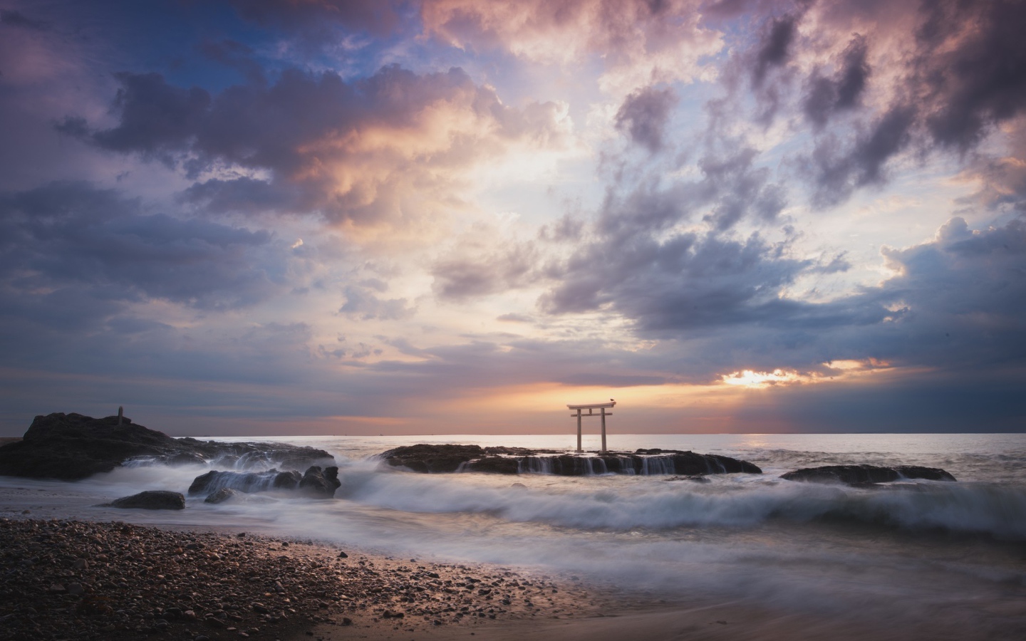 Японская арка на берегу моря