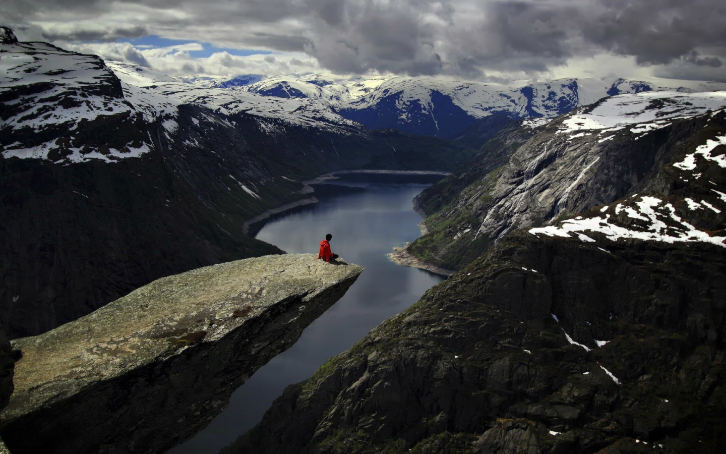 Скала над фьордом в Норвегии