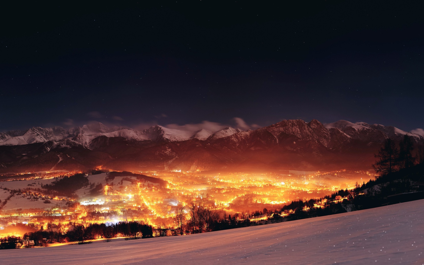 Ночные огни города в Польше