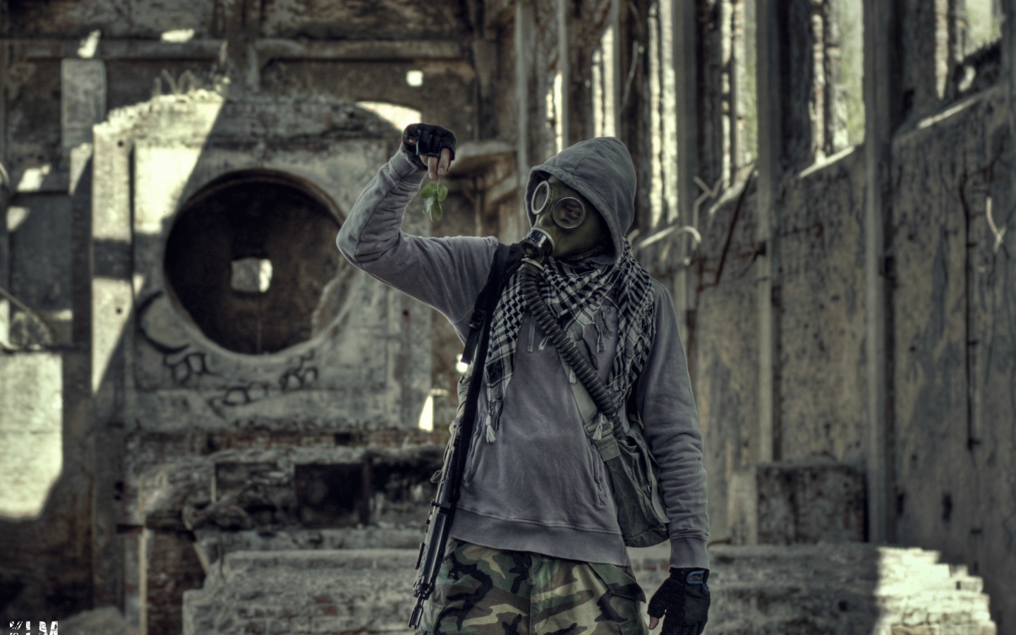 Сталкер в заброшенном здании в Польше