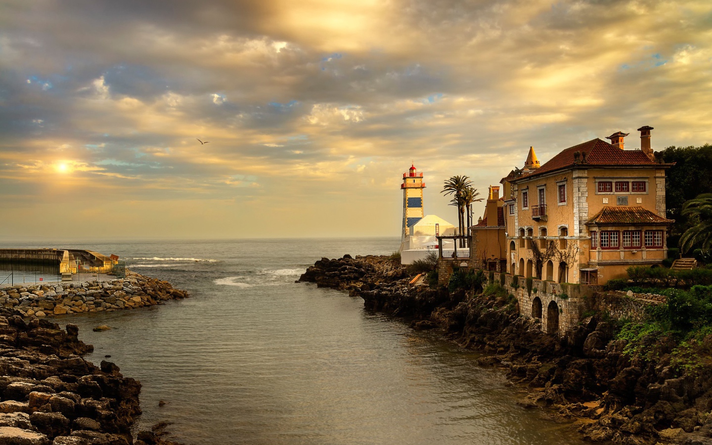 Устье реки у моря в Португалии