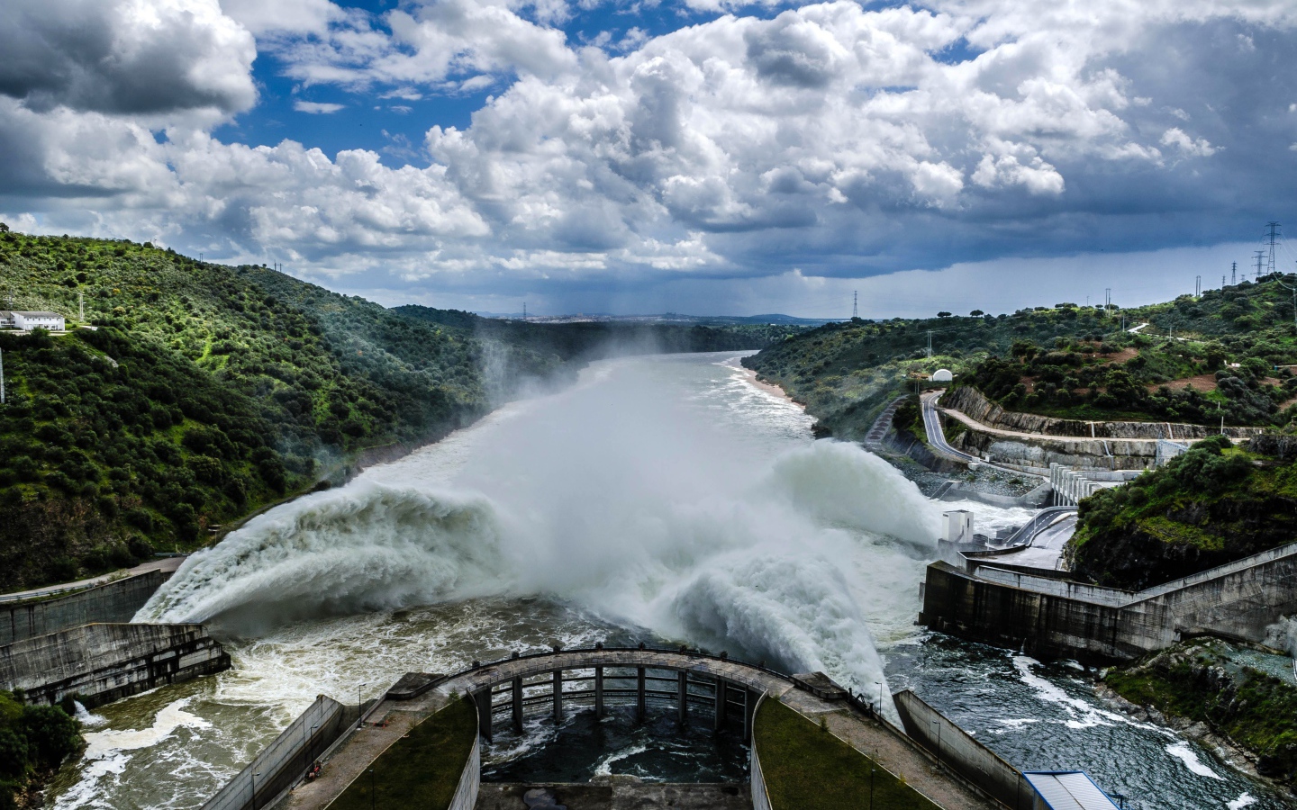 Электростанция на реке в Португалии