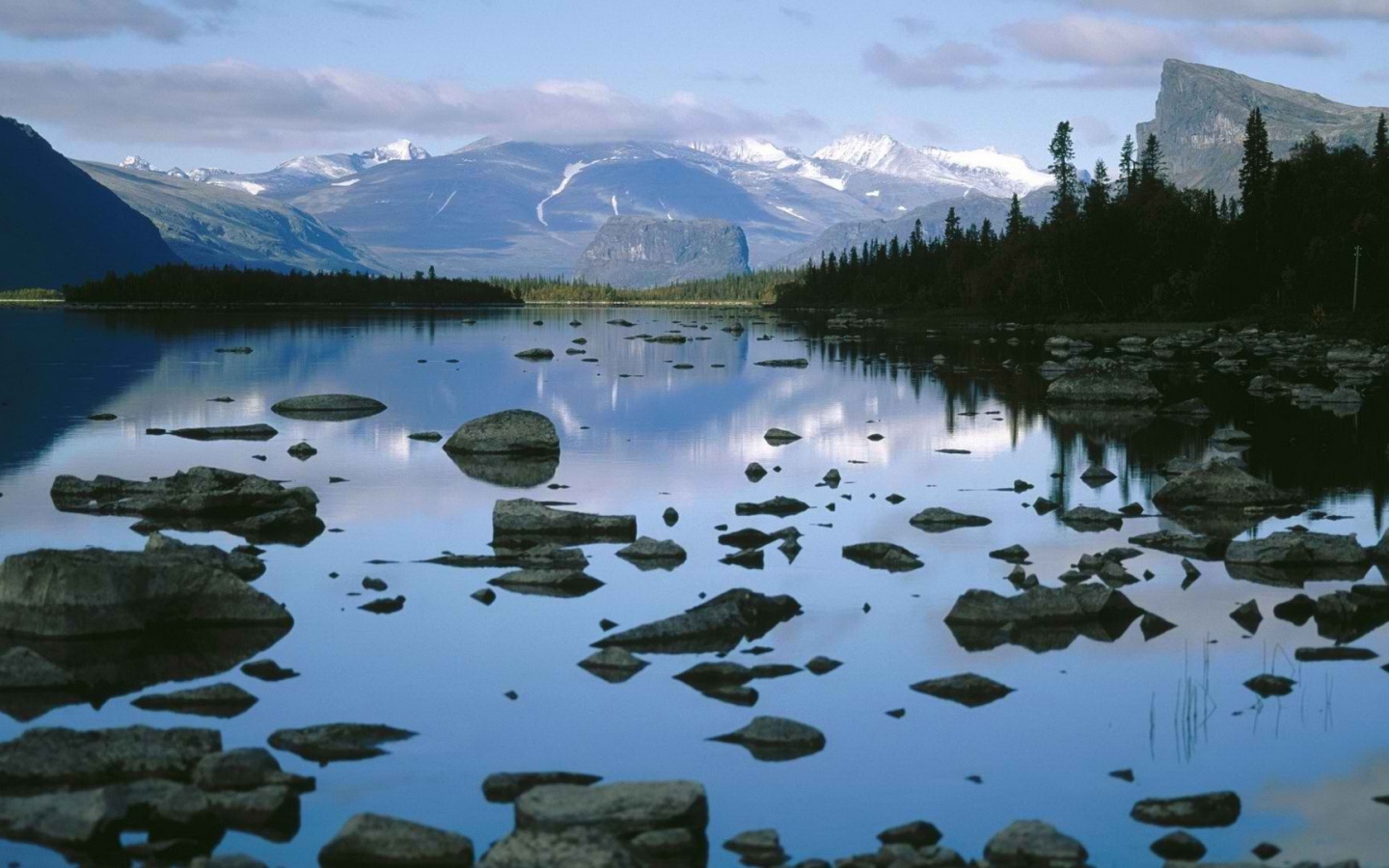 Камни на озере, Швеция