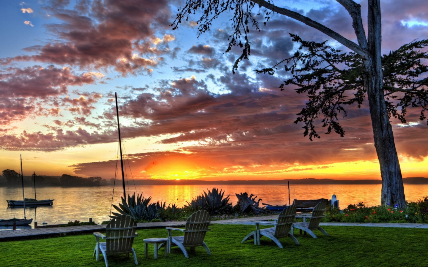 Шезлонги на берегу озера на закате, фото HDR