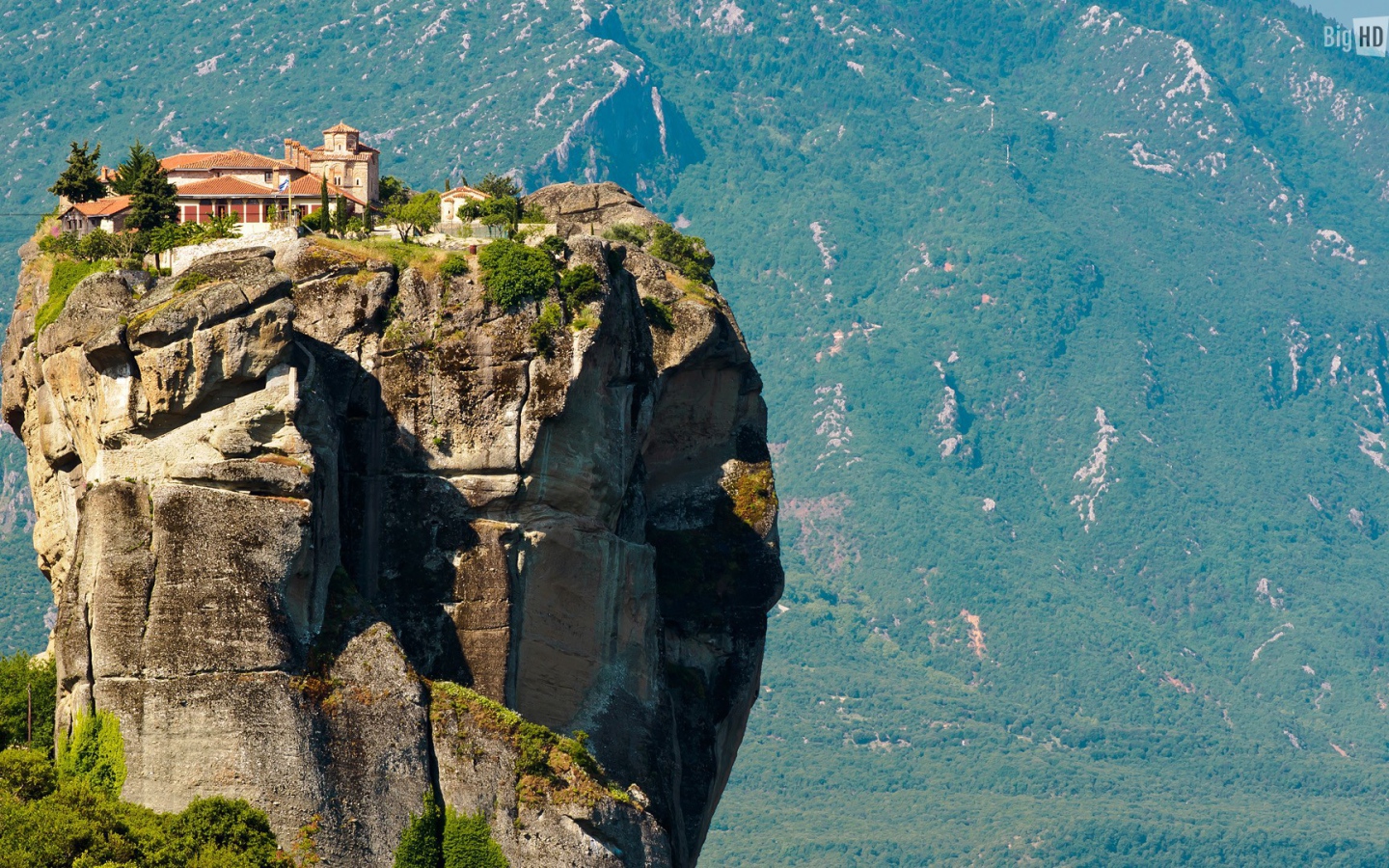 Неприступное имение на вершине скалы