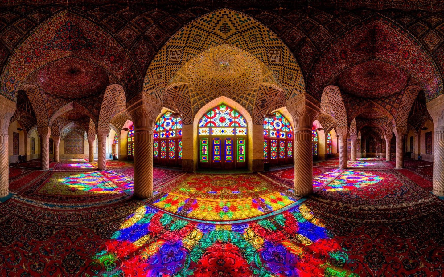 Интерьер мусульманского храма на Востоке