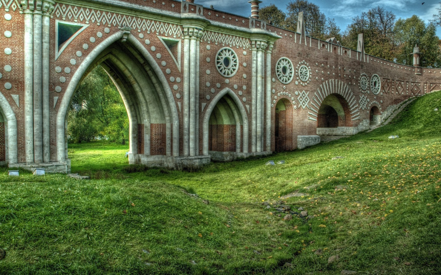 Старинный мост над оврагом, фото HDR