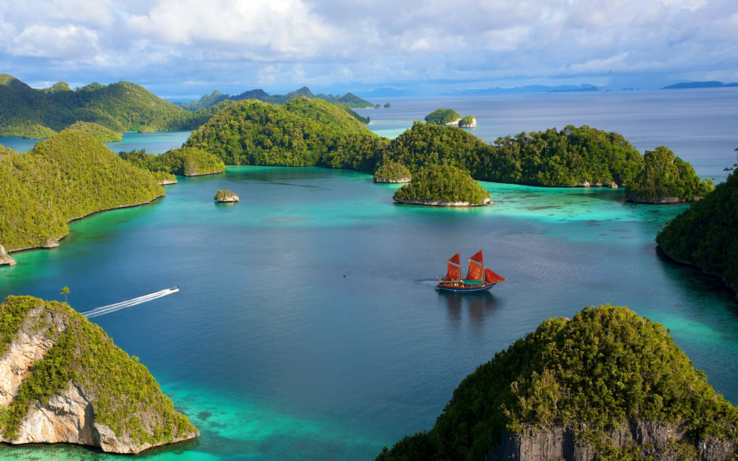 Покрытые зеленью острова в Индонезии