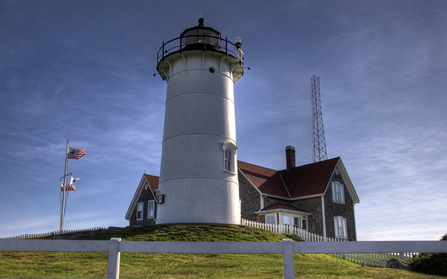 Большой маяк на побережье в США
