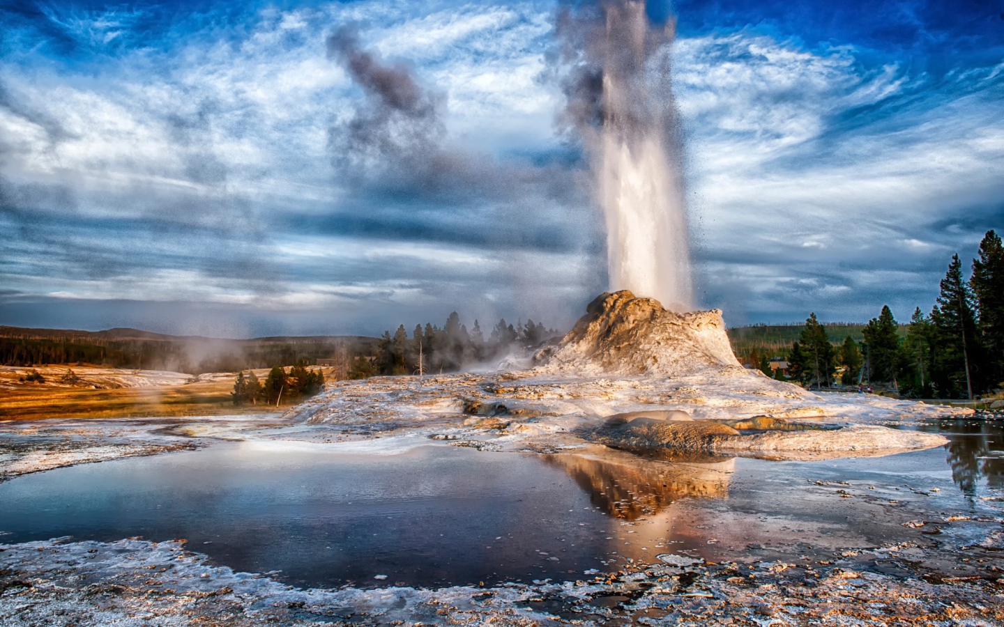 Гейзер в национальном парке в США