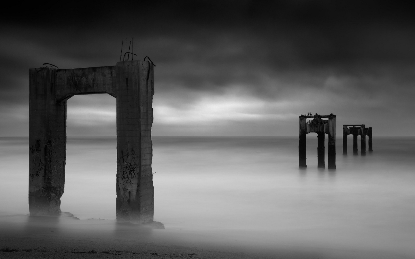 Остатки пирса в тумане, Калифорния