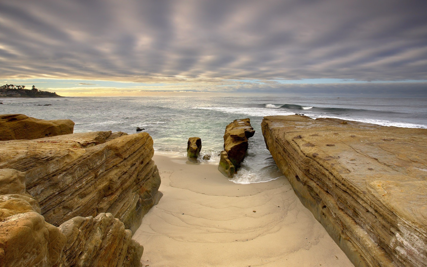 Скалистое побережье в Сан-Диего, США