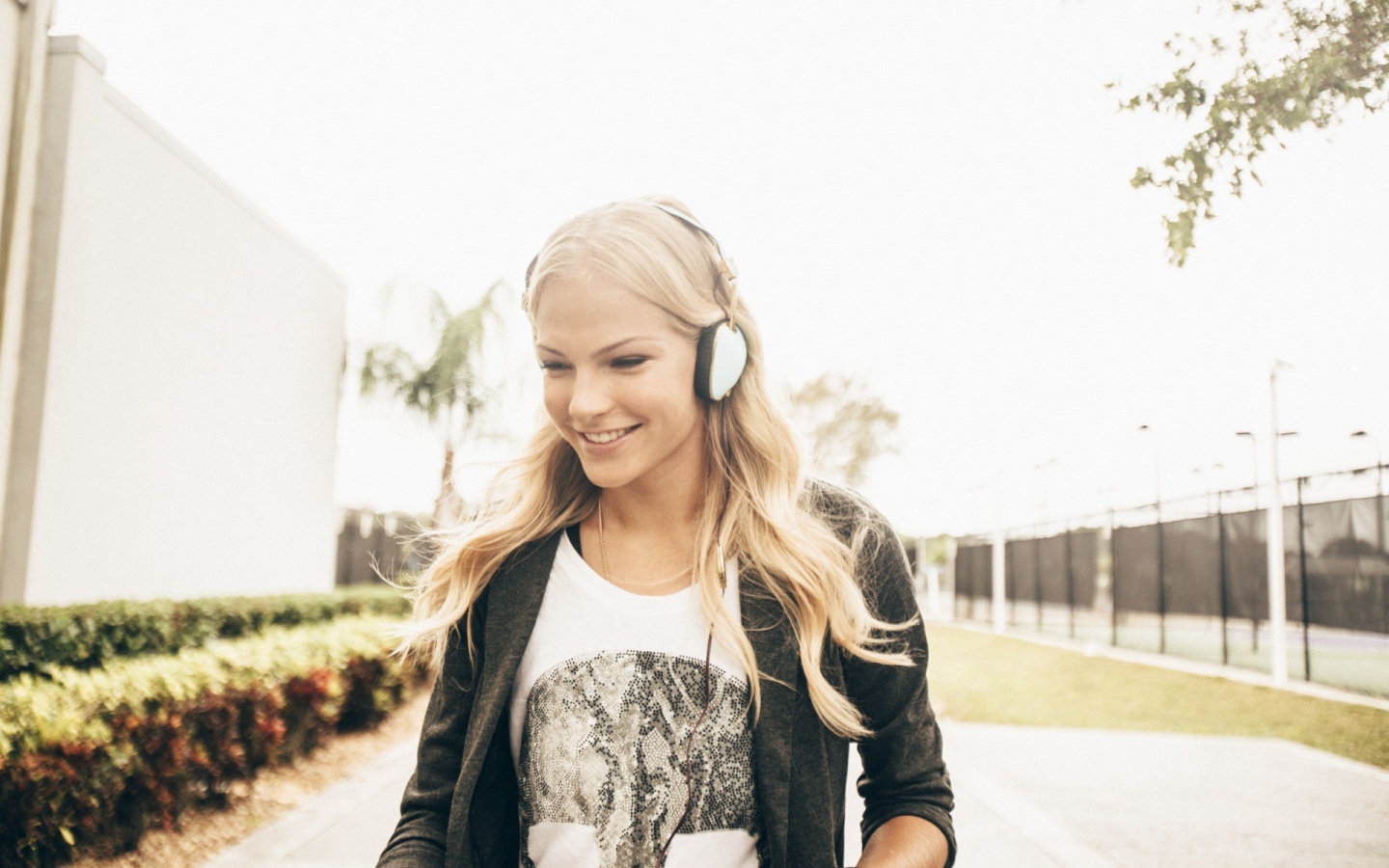 Спортсменка Дарья Клишина в наушниках