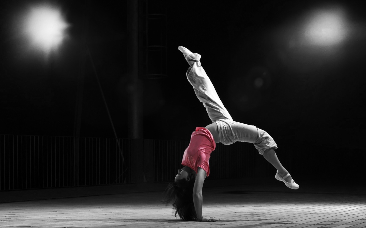 Спортивная девушка стоит на руках