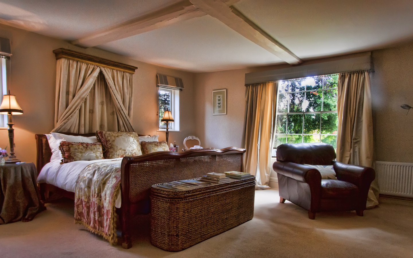 Кровать в загородном доме