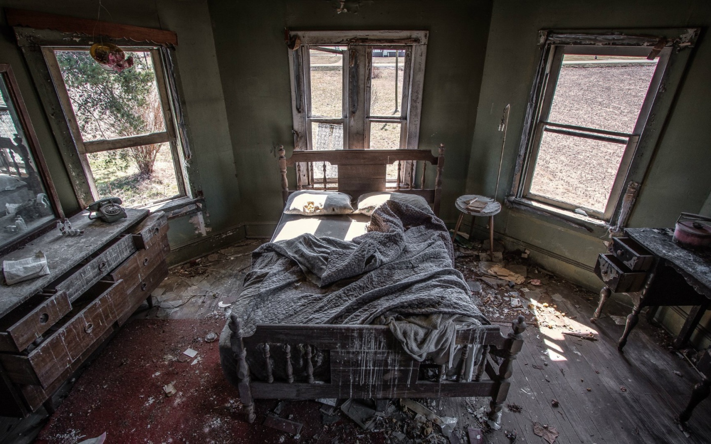 Спальня в заброшенном доме