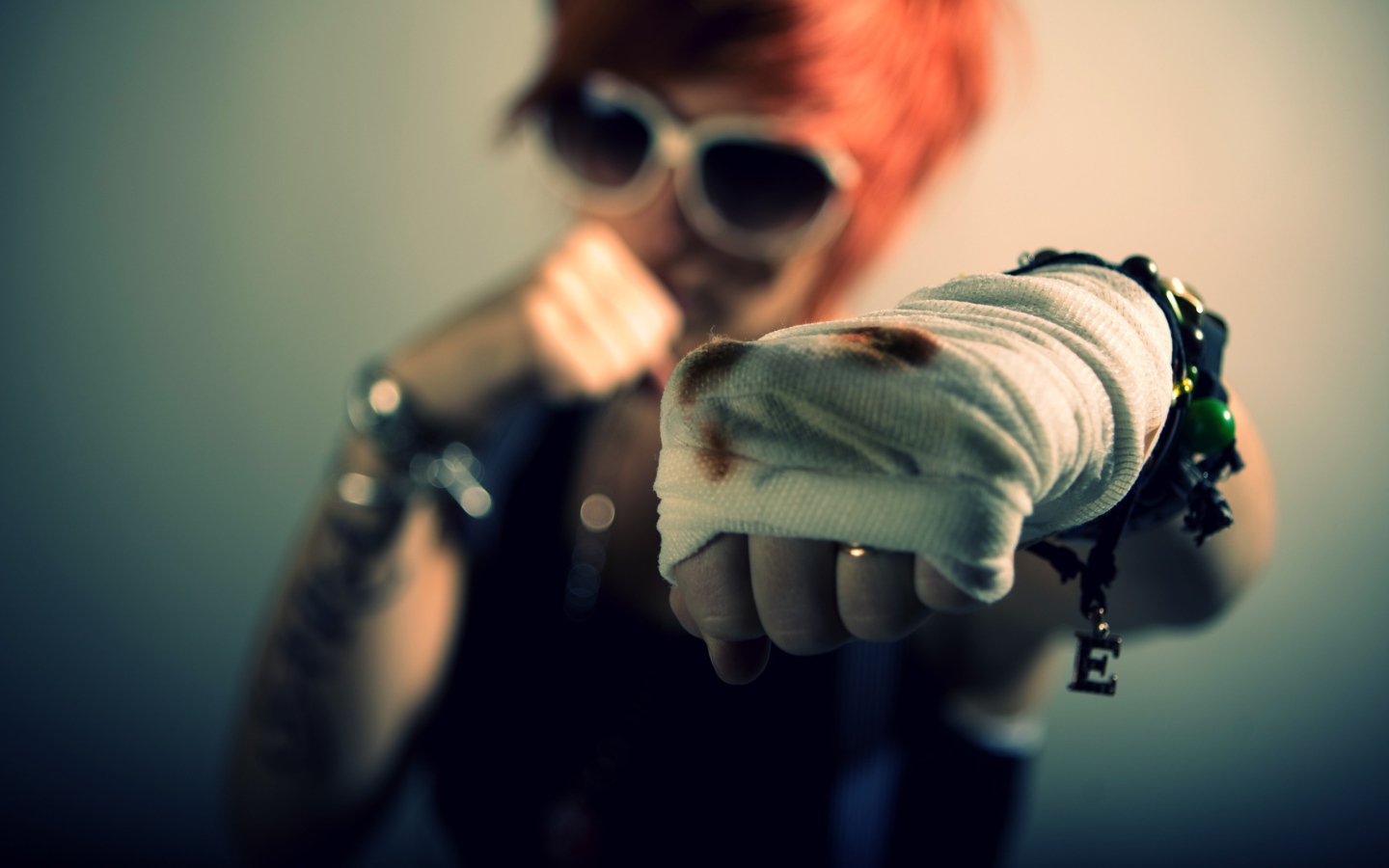 Сбитый кулак у девушки боксера