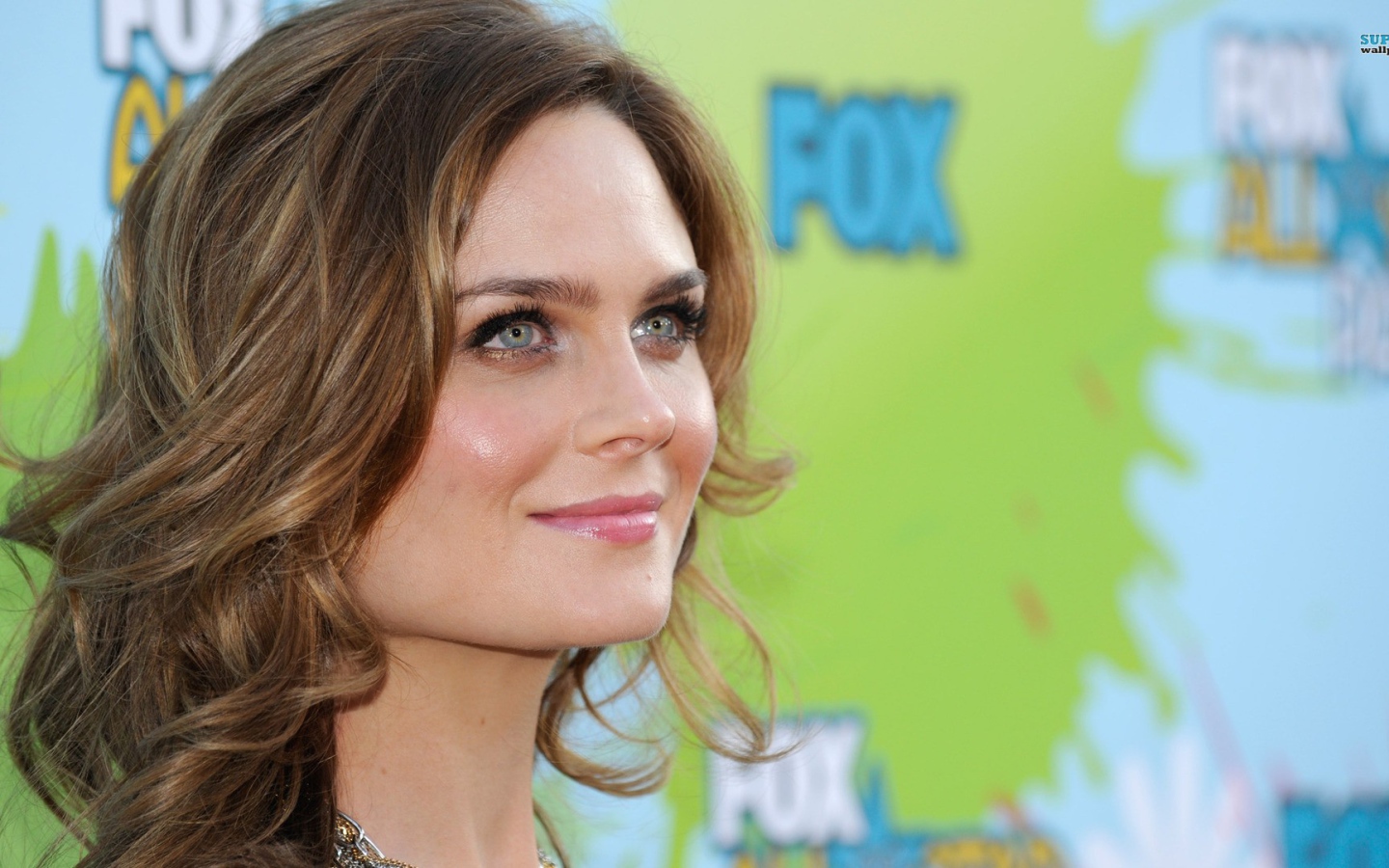 Девушка брюнетка Эмили Дешанель