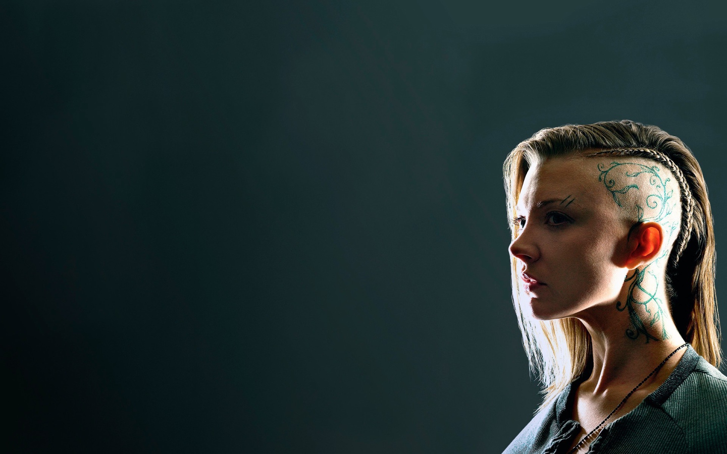 Девушка с татуировкой на бритой голове