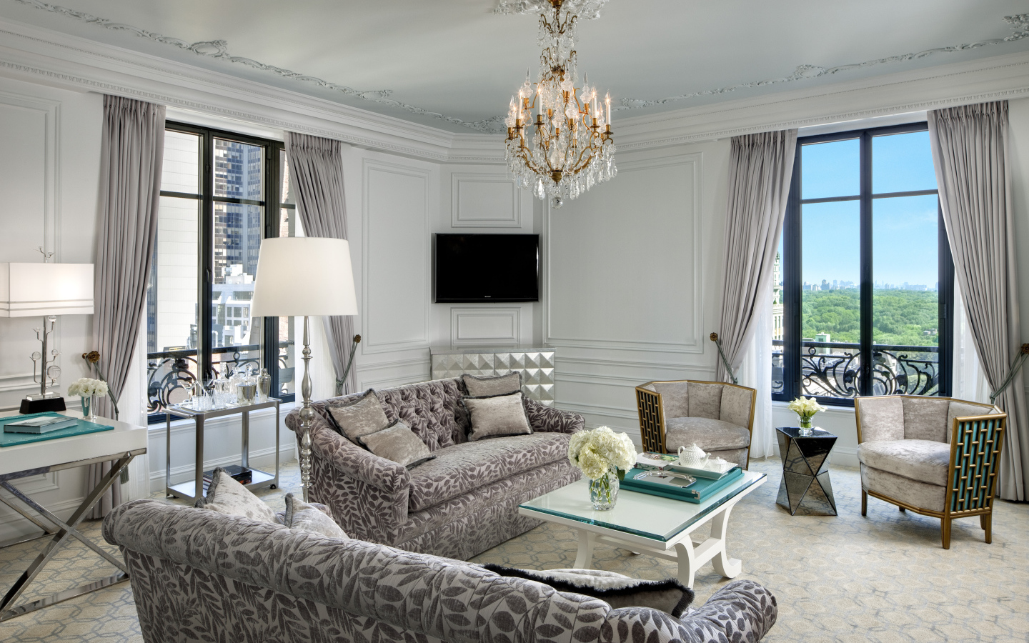 Большой зал с люстрой