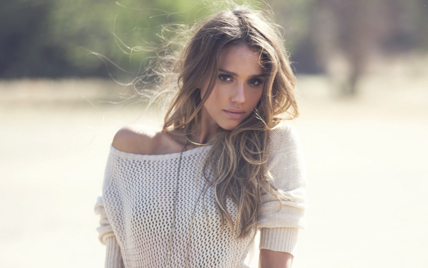 Джессика Альба в белом свитере