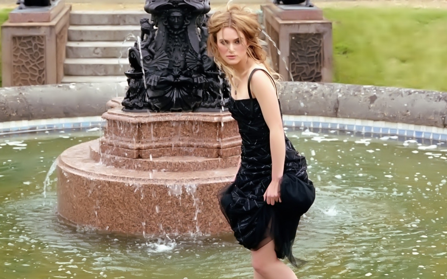 Кира Найтли в фонтане