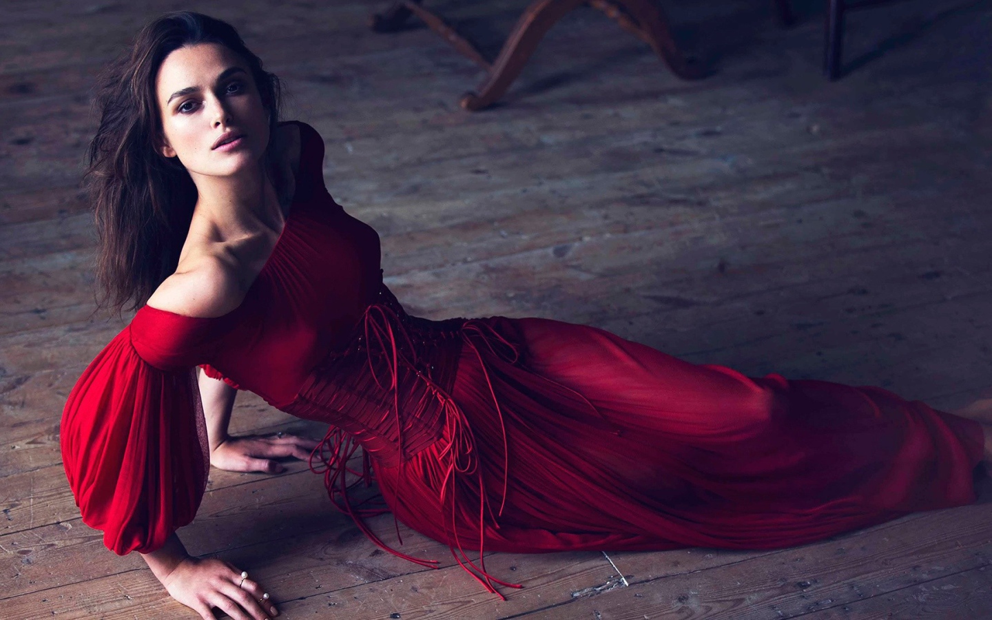 Кира Найтли в красном платье на полу